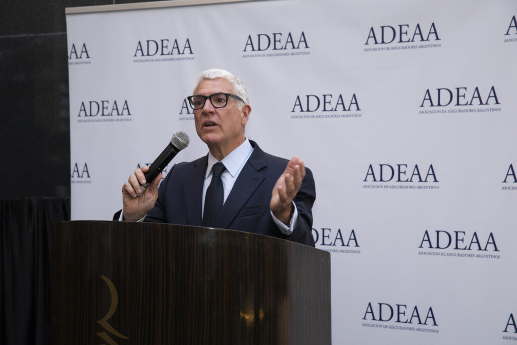 Aldo Álvarez, Pte. de ADEAA, brindando el mensaje de la Cámara a los presentes.