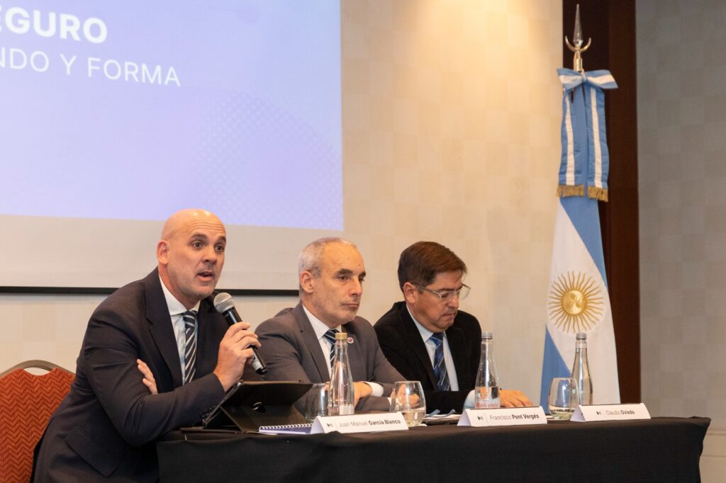 Dres. Juan Manuel García Blanco, Director Gral. de la Policía Judicial, Francisco Pont Vergés, Secretario de Política Criminal, Coordinación Fiscal e Instrucción Penal y Claudio Oviedo Agente Fiscal MPBA Dres. Juan Manuel García Blanco, Director Gral. de la Policía Judicial, Francisco Pont Vergés, Secretario de Política Criminal, Coordinación Fiscal e Instrucción Penal y Claudio Oviedo Agente Fiscal MPBA